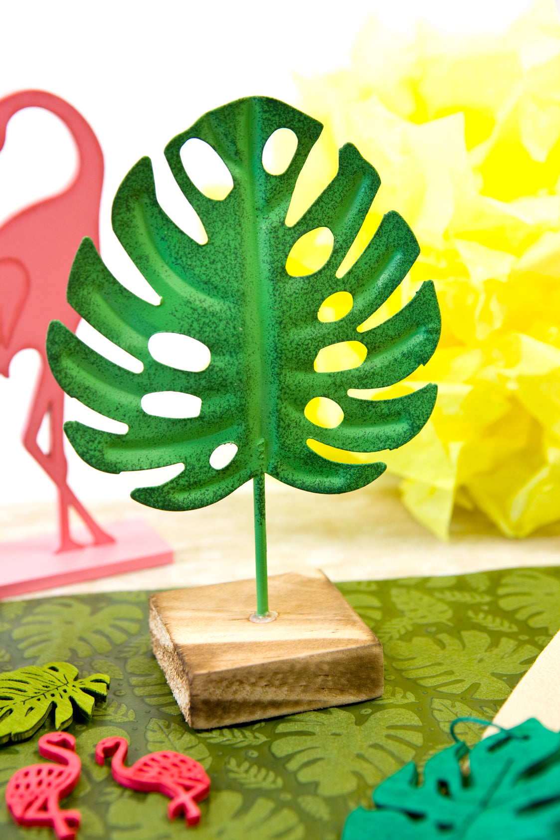 Gros plan de la feuille tropicale en métal sur socle en bois