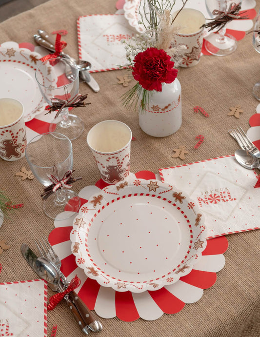 Mise en scène des assiettes en carton motif gourmandises de Noël