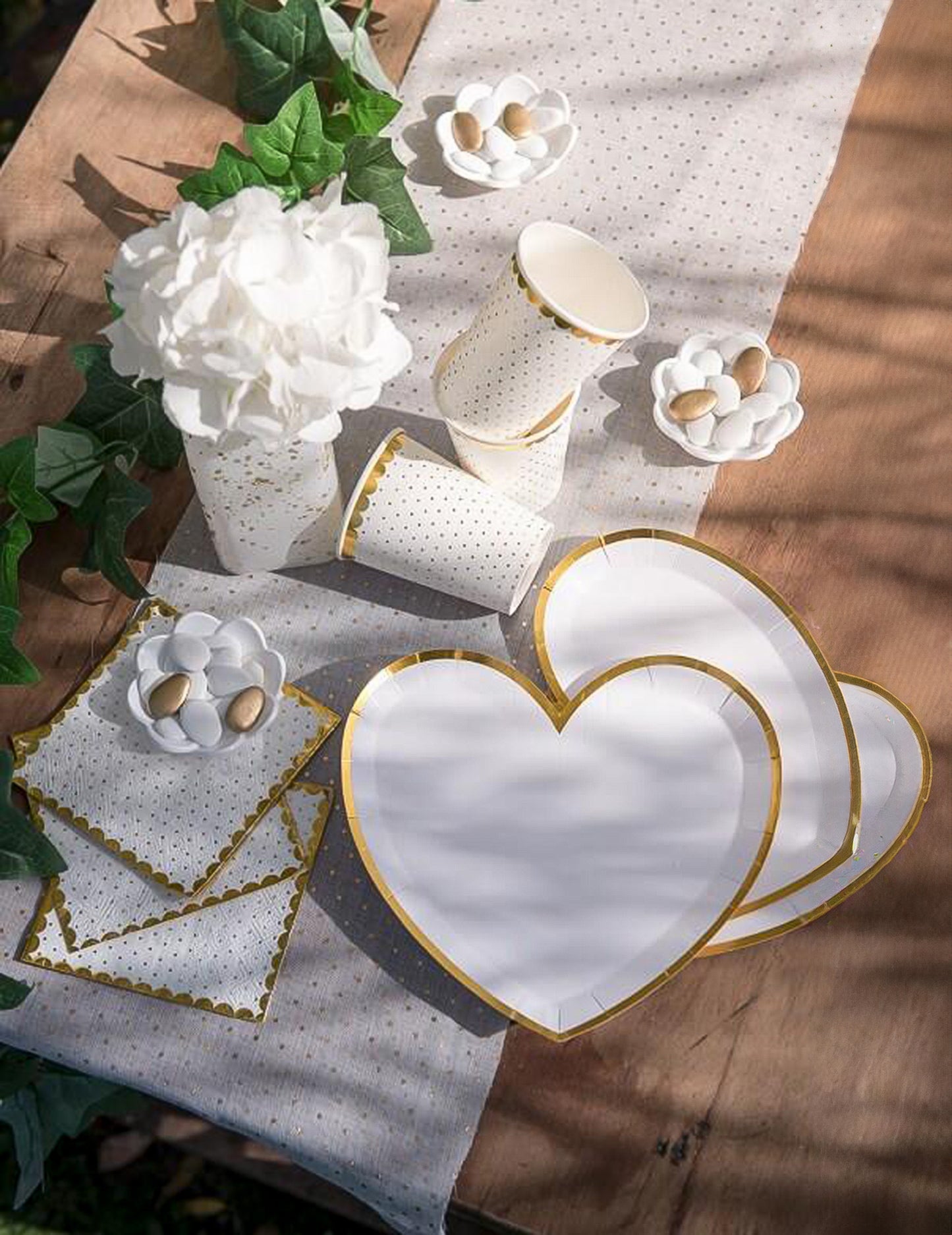 10 assiettes carton cœur blanc et or 22,5 x 20 cm pour baptême et fête