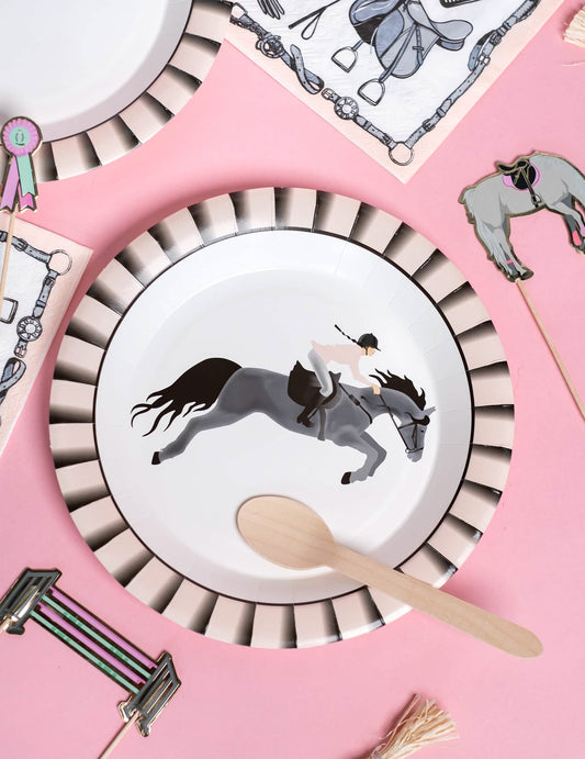 Mise en scène de table des assiettes en carton équitation