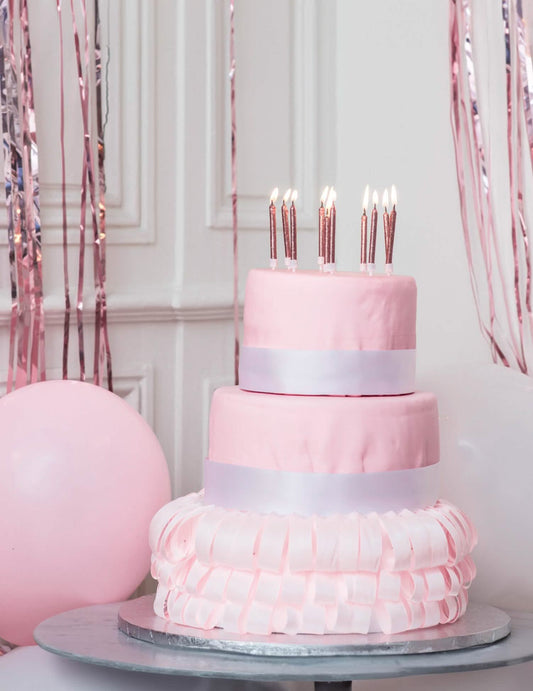 Mise en situation sur un gâteau des 10 bougies avec bobèches d'anniversaire rose gold pailletées
