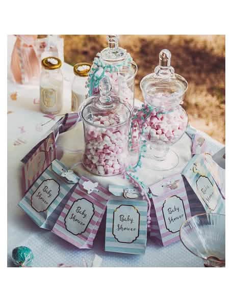 Mise în scenă pe punguțe de petrecere cu etichete mic tezaur pentru baby shower