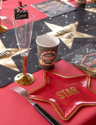 Detaliu al decorațiuni de masă festive a paharului din carton hollywood
