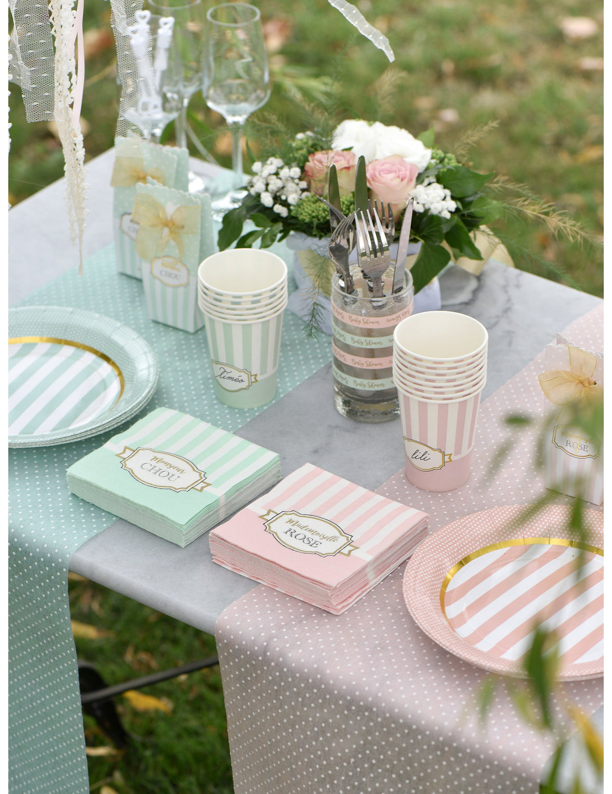 Vue d'ensemble de la décoration de table avec les gobelets en carton Monsieur Chou pour baby shower