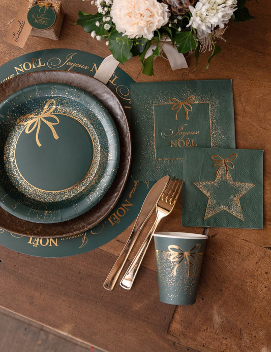 Mise en situation sur une table des gobelets en carton Noël pour fête