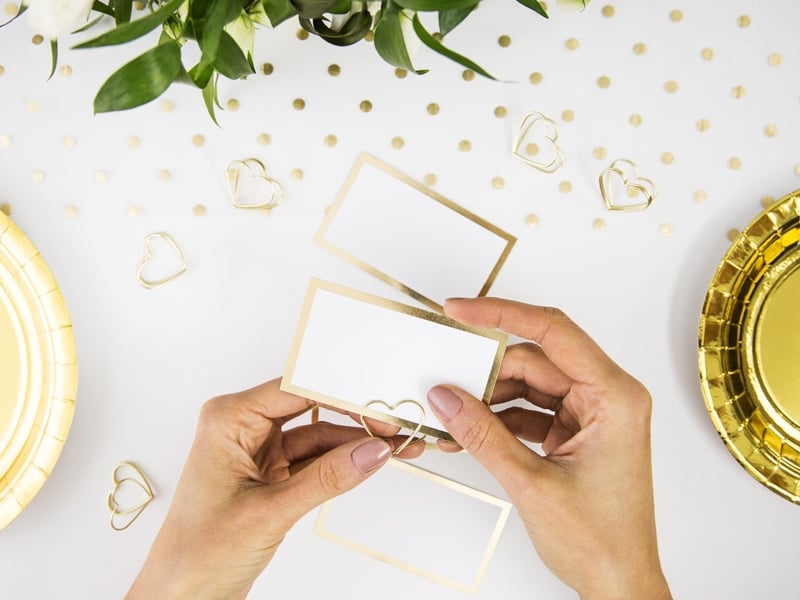 Détail de l'installation du marque-place cœur pour mariage doré