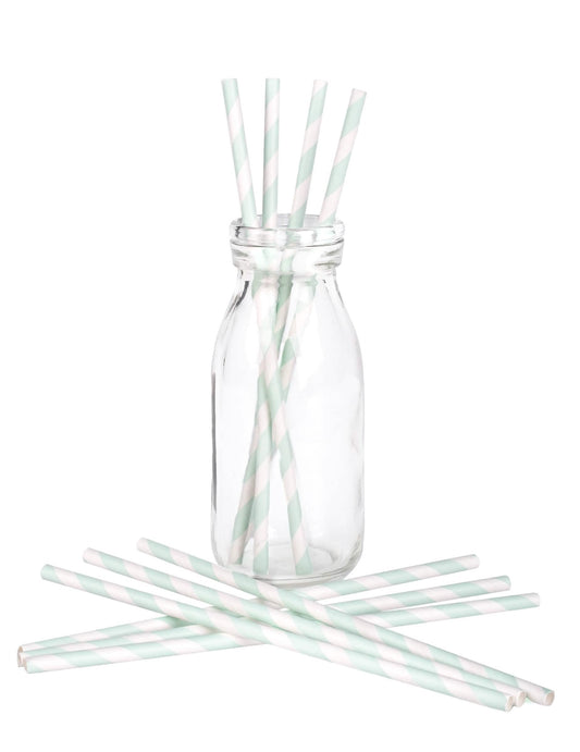 Mise en situation dans une bouteille en verre des pailles en carton rayées pour fête