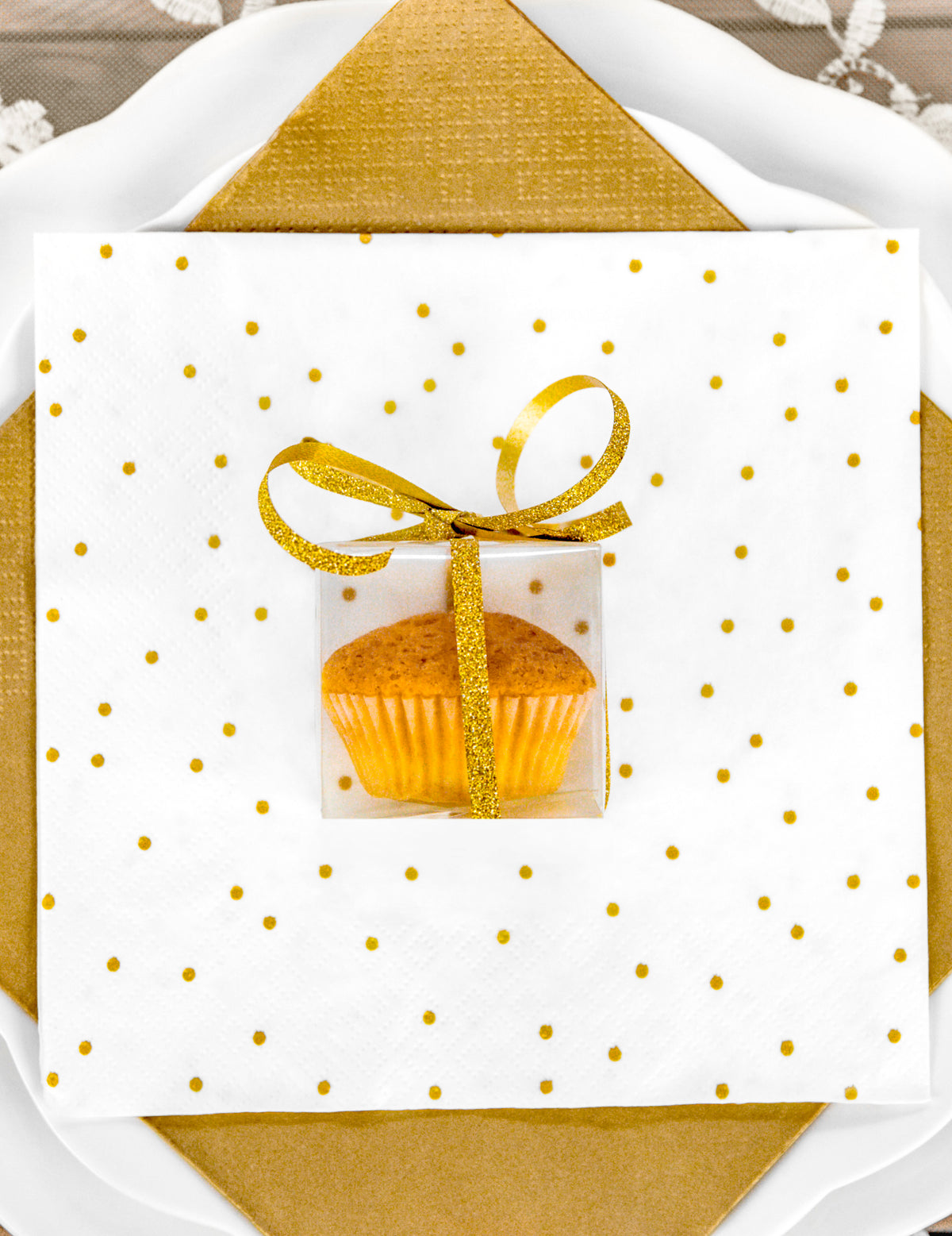 Mise en situation avec un cupcake des petites boîtes pour cadeaux pour invités transparentes