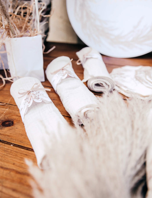 Mise en situation sur table des ronds de serviette pampas et fleurs de coton