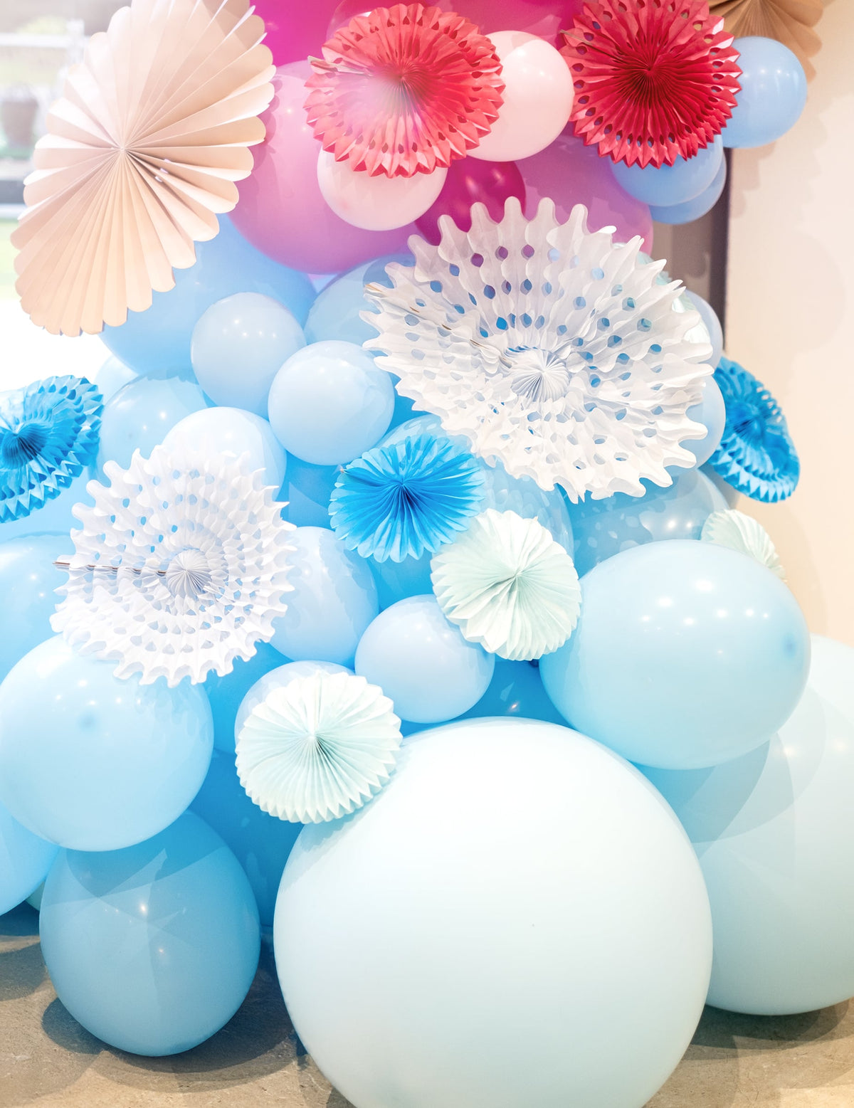 Détail de la décoration avec rosaces des 100 ballons en latex bleu clair en caoutchouc naturel