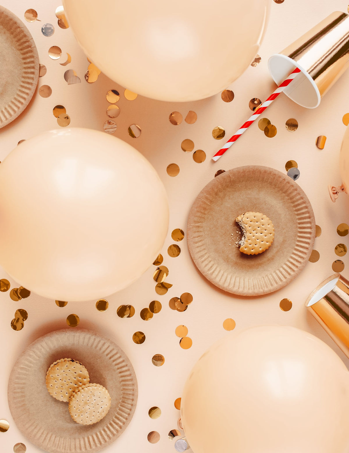 Vue de dessus de la décoration de table des ballons en latex pastel pour fête pêche