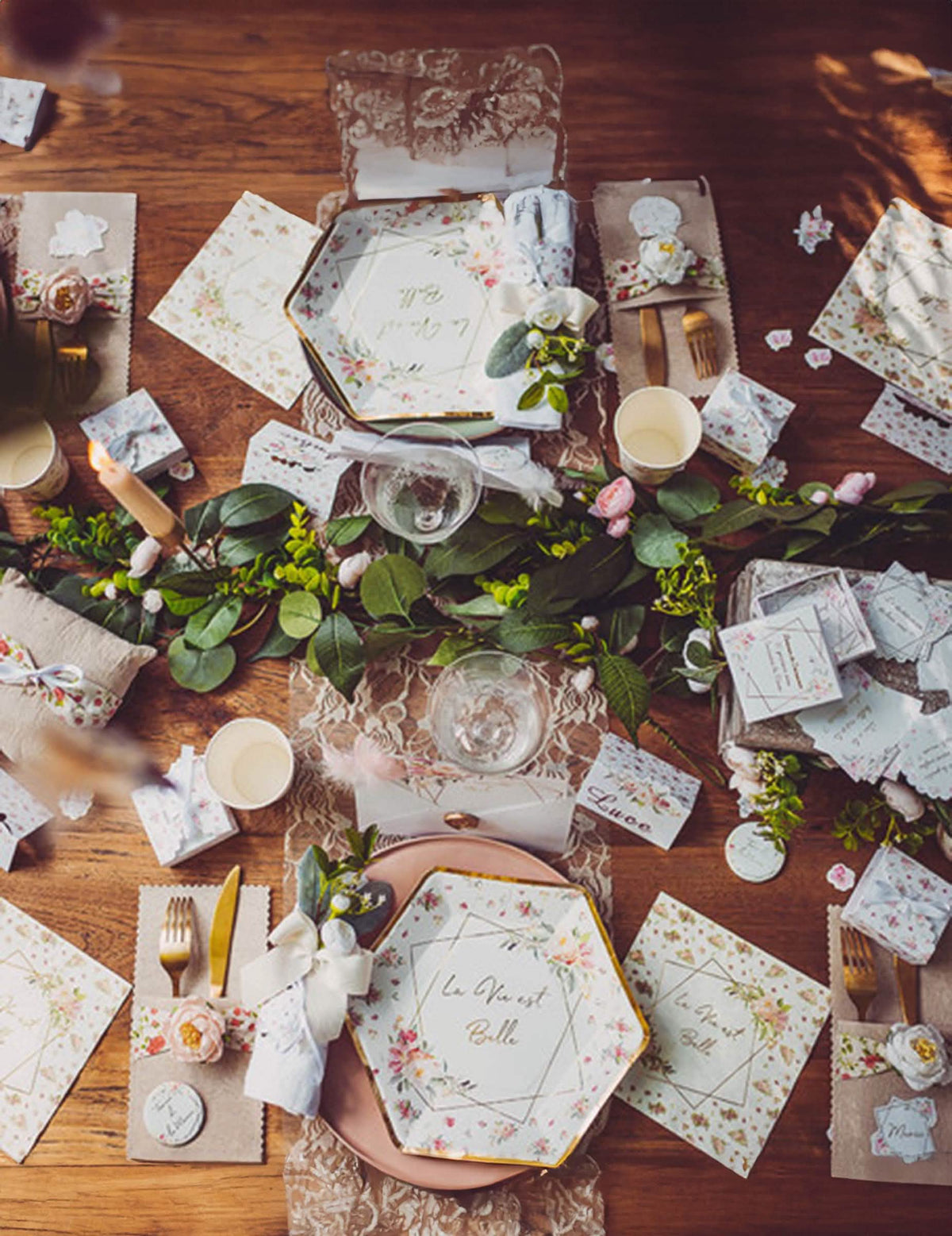 Aranjament pe masă cu confetti acuarelă și iubire pentru nuntă romantică