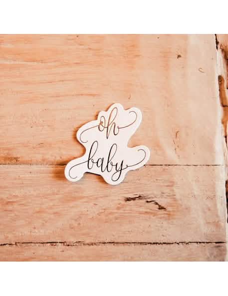 Prim-plan pe inscripția oh baby a confetti oh baby vegetal și eucalipt pentru baby shower