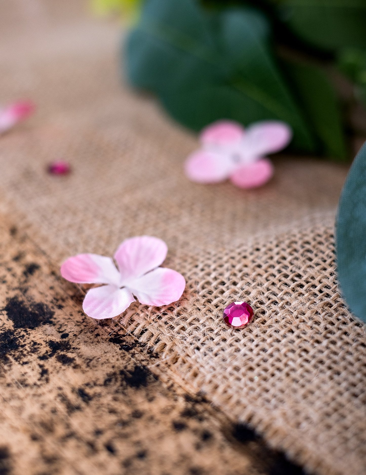 100 confetti de masă rotunde mici fuchsia 0.6 cm pentru ziua de naștere