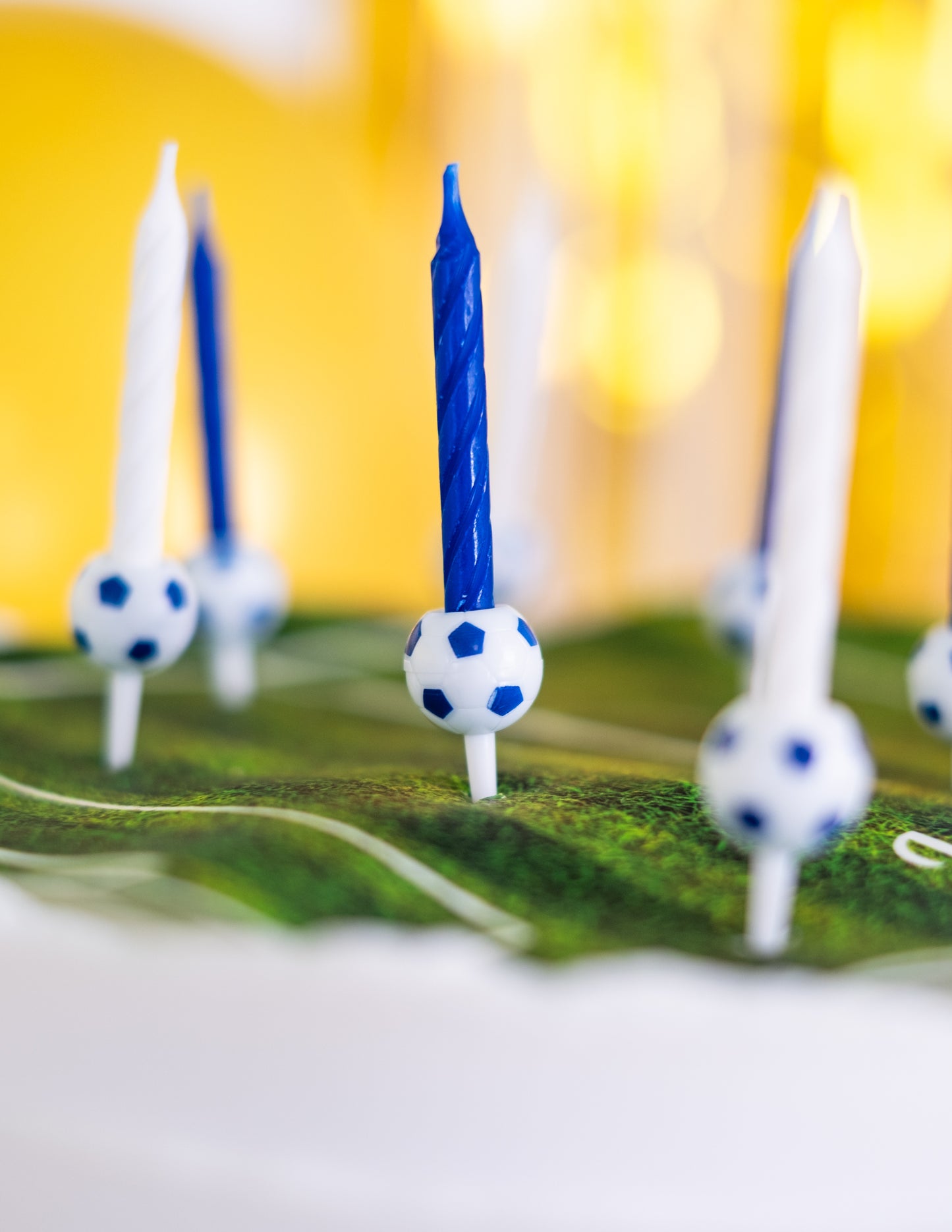 12 lumânări de ziua de naștere cu tematică de fotbal, cu suporturi pentru baloane