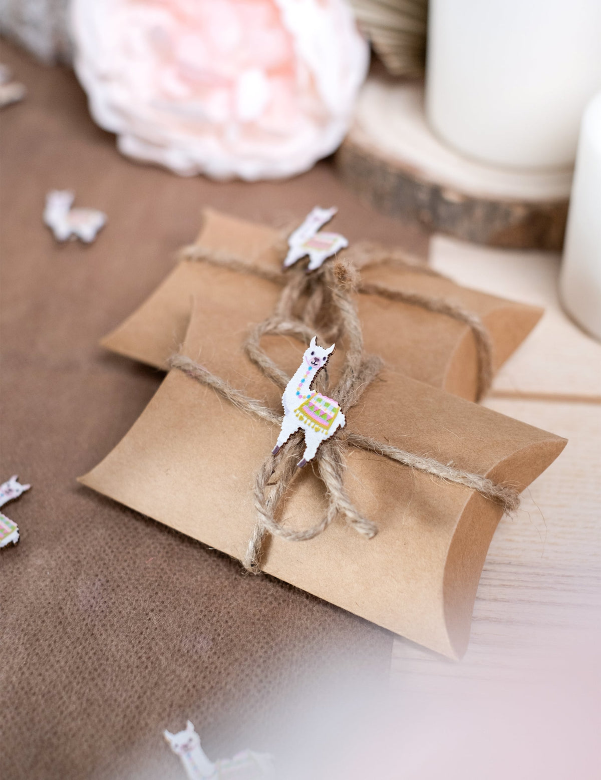 Détail de l'utilisation sur boîte cadeau des confettis en bois adhésifs lama