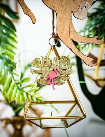 Amenajat pe un suport de lumânare din decorul cu flamingo roz pentru o petrecere exotică