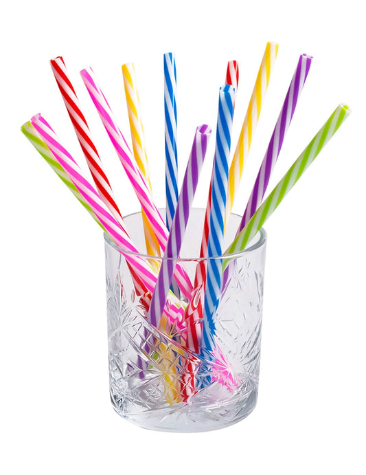 Présentation dans un verre des 12 pailles en plastique réutilisable rayées pour fête