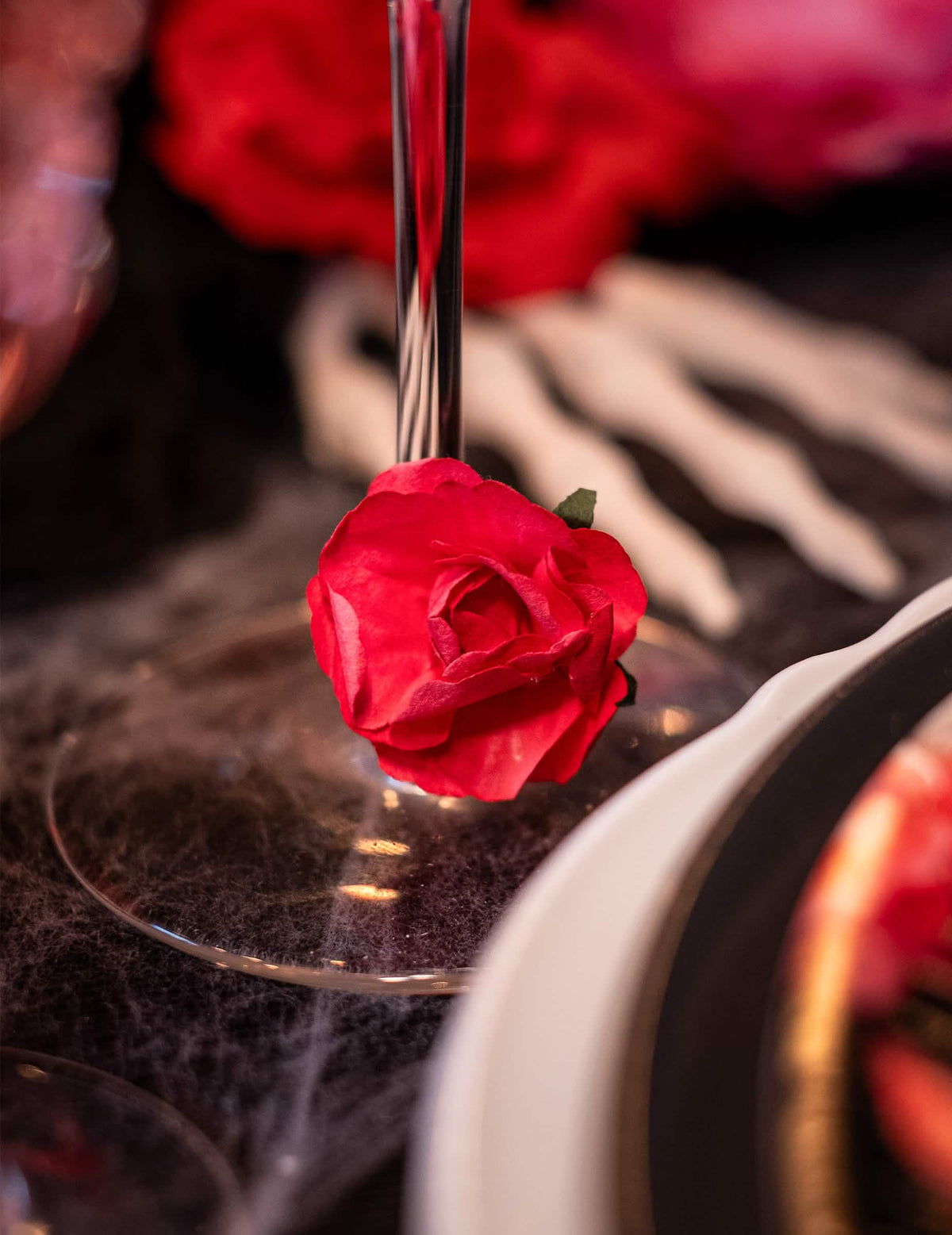 Detaliu al unei roze fixate pe un picior de sticlă din setul de 12 roze de înfipt pentru decorare