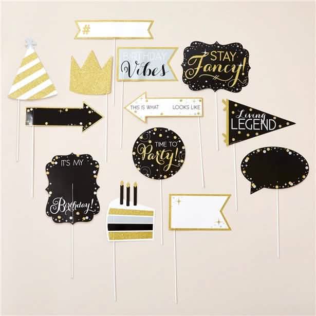 Privire de ansamblu asupra celor 13 accesorii photobooth personalizabile pentru adult negru și auriu