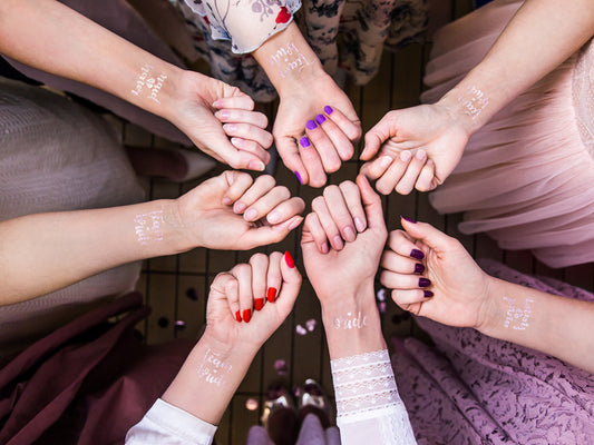 Mise en situation sur les poignets du tatouage éphémère Team bride rose gold