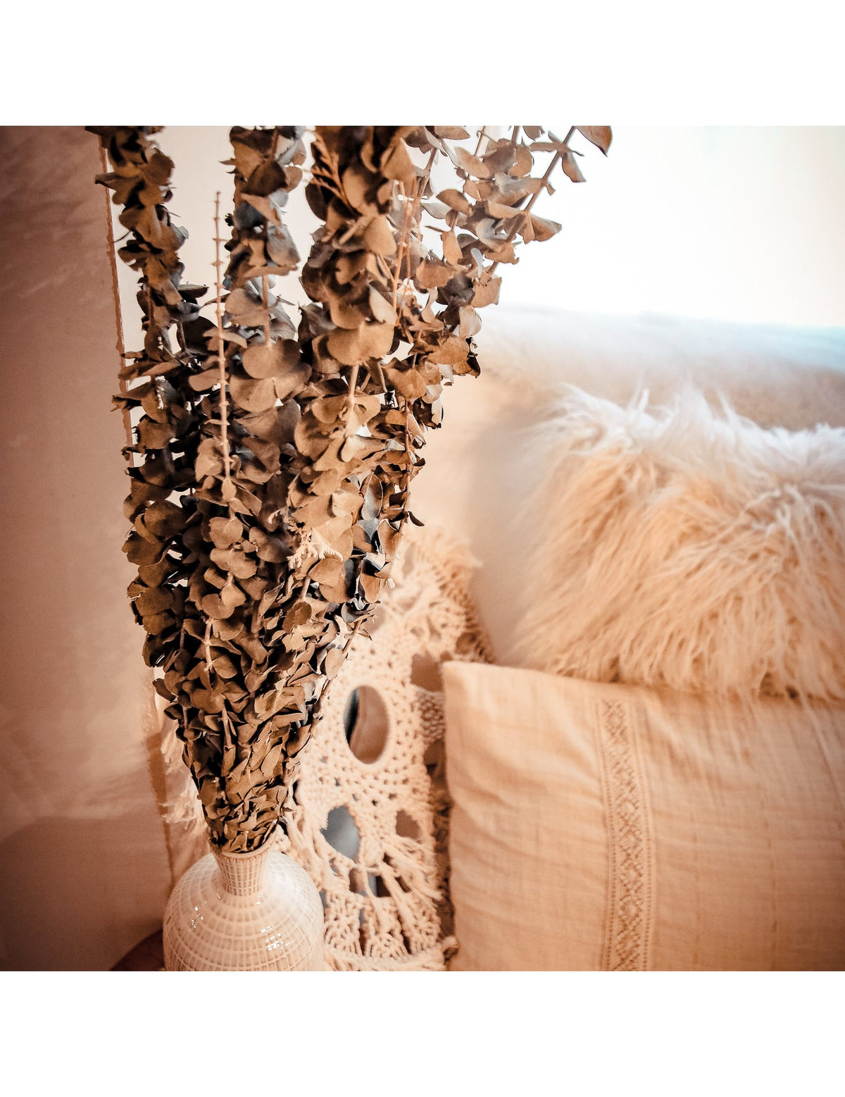 Zoom sur le bouquet dans un vase de l'eucalyptus séché décoration mariage