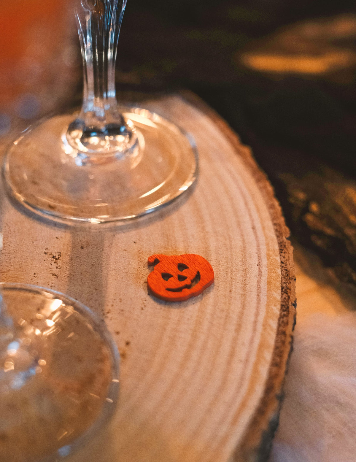 Prim-plan pe un dovleac portocaliu din confetti de masă dovleac pentru halloween