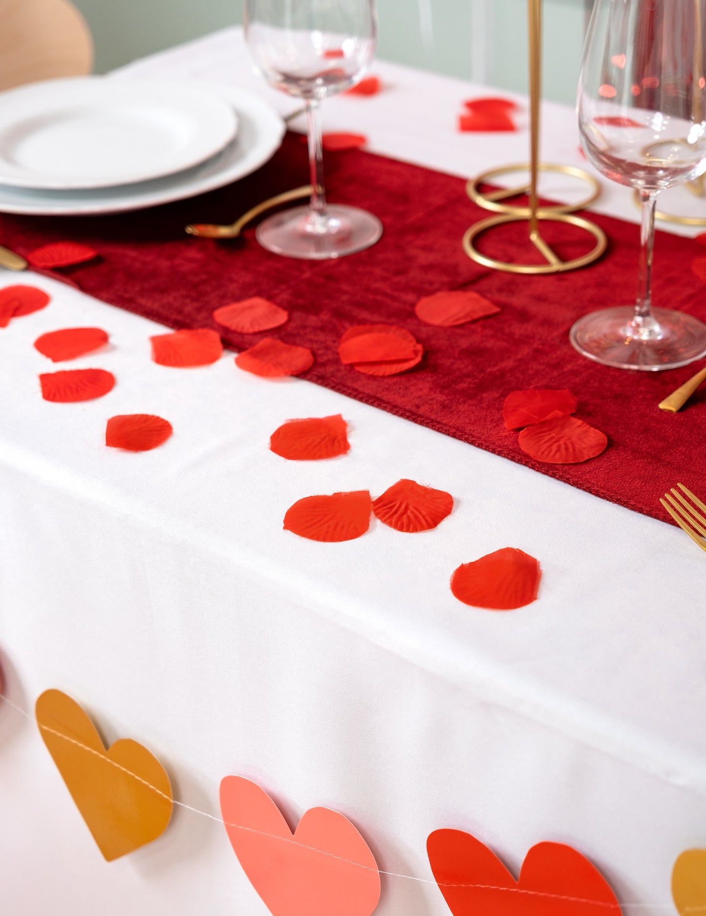 Gros plan sur la table des pétales de rose pour décoration en tissu rouge
