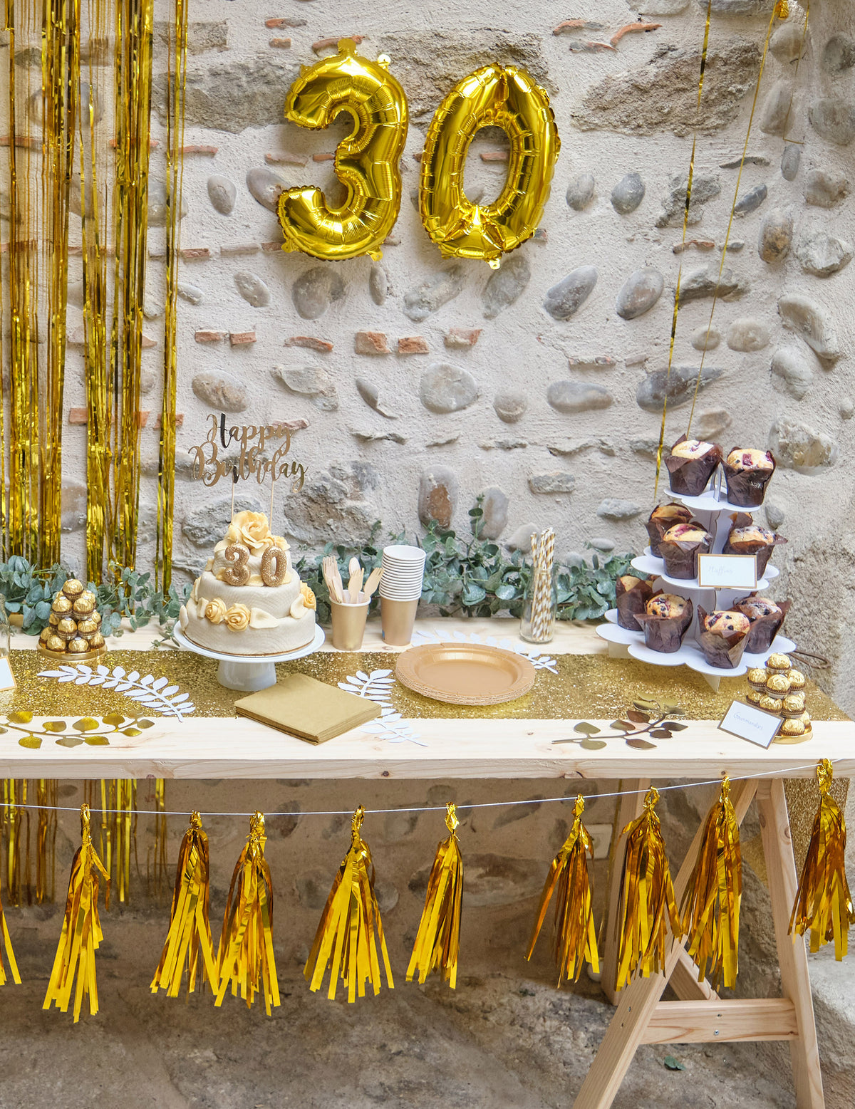 Table de buffet d'anniversaire des assiettes en carton doré mat pour fête rondes