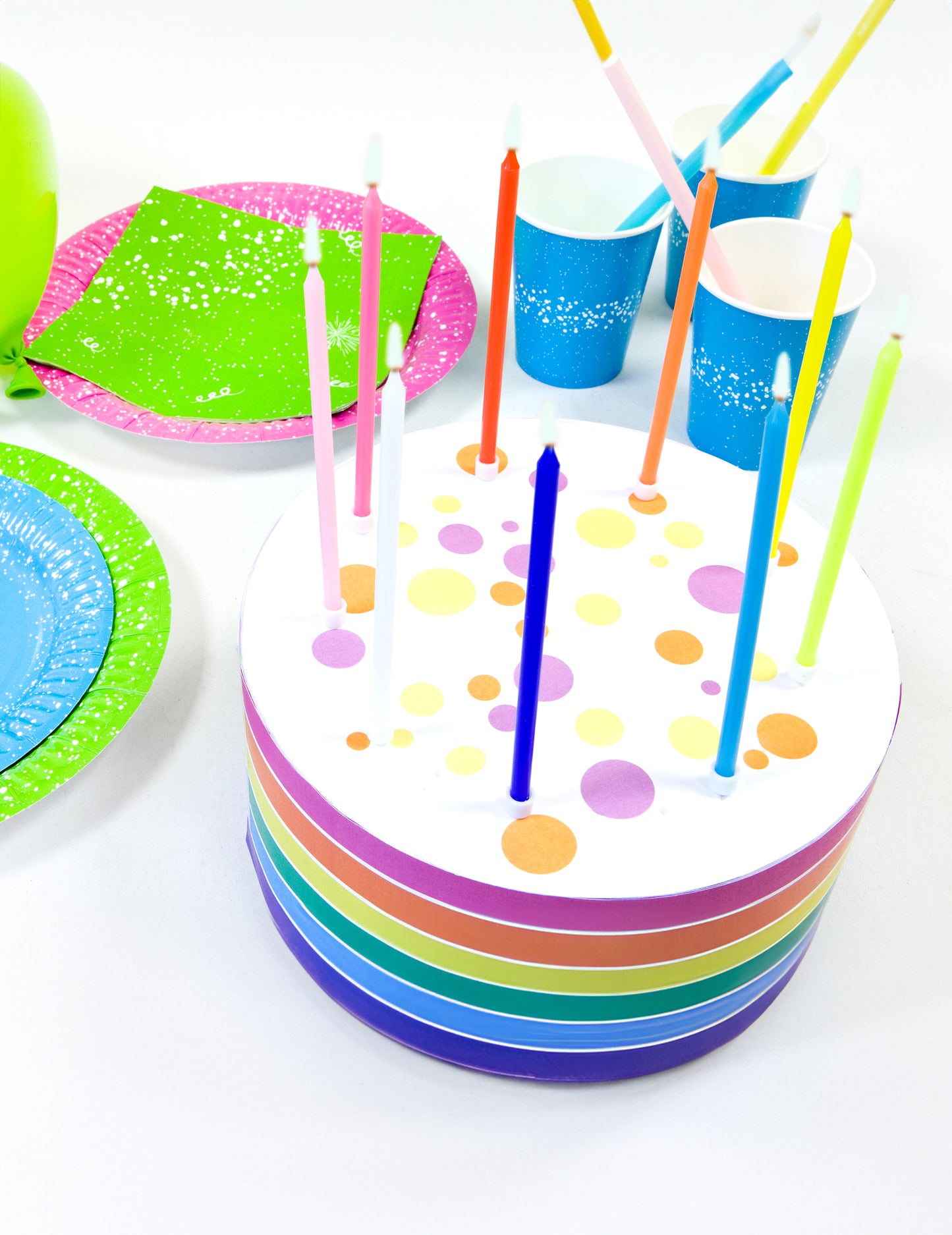 Mise en situation sur un gâteau des bougies blanches fines avec bobèches