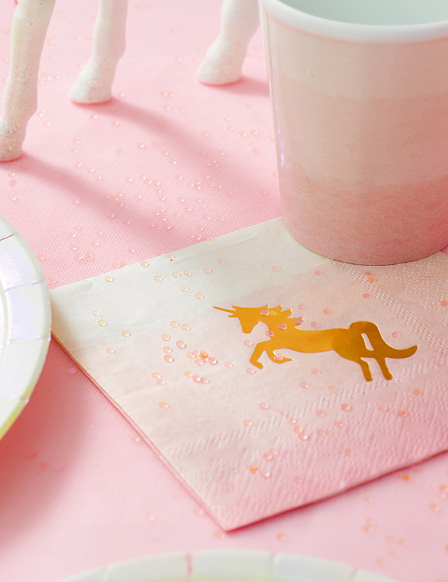 Gros plan sur le motif doré des petites serviettes en papier licorne