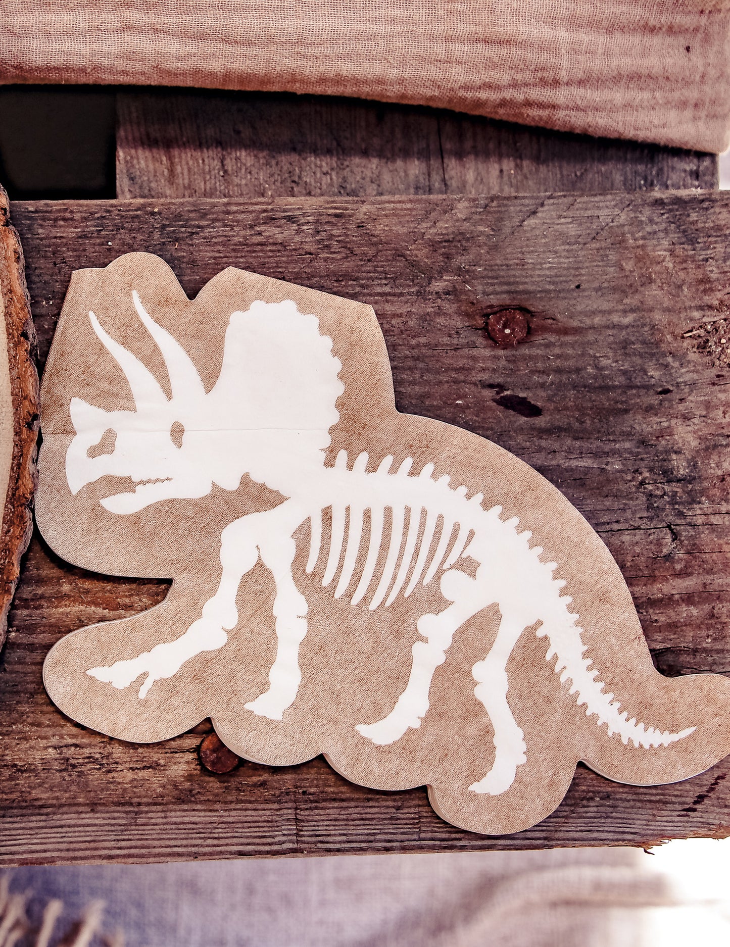 Détail du motif des serviettes dinosaures squelette tricératops