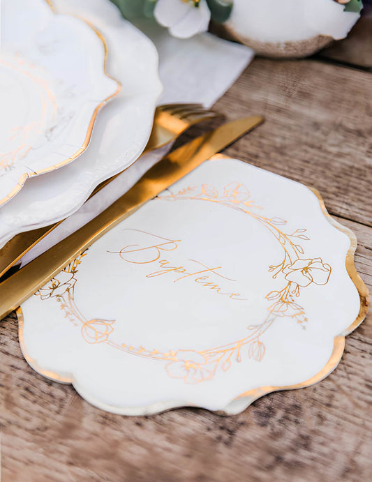 Gros plan sur les motifs dorés des serviettes en papier baptême