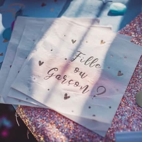 Prim-plan asupra inscripției pentru șervețele de hârtie fată sau băiat pentru baby shower roz albastru și auriu