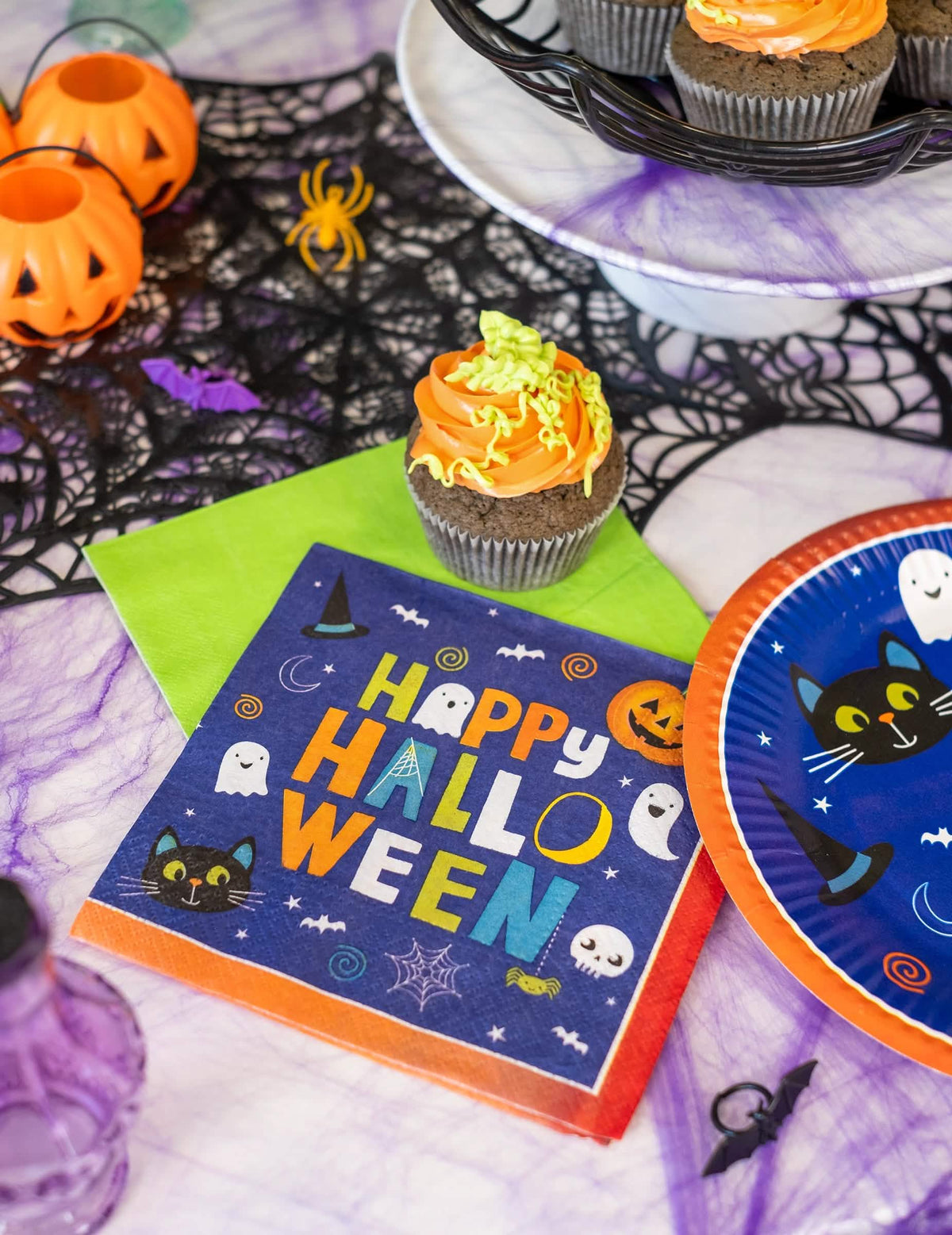Aranjare pe o masă a șervețelelor de hârtie halloween Friends