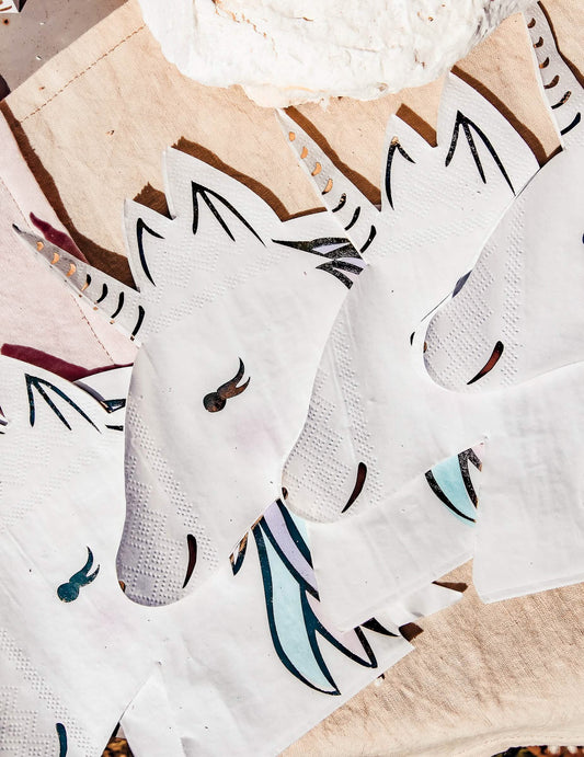 Gros plan sur la découpe en forme de tête des serviettes en papier licorne