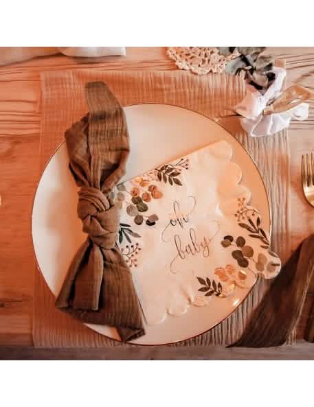 Mise en situation sur une table des serviettes en papier Oh Baby Eucalyptus pour baby shower