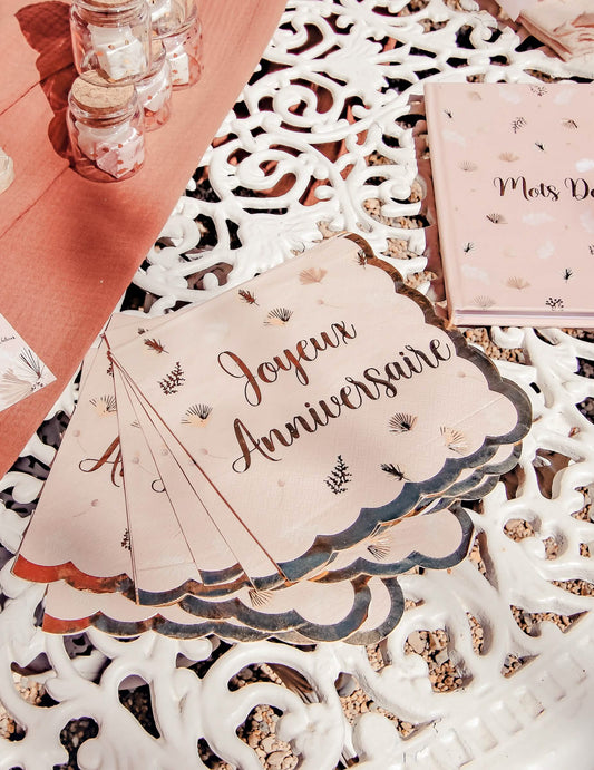 Mise en situation des serviettes joyeux anniversaire boho blush et or festonnées