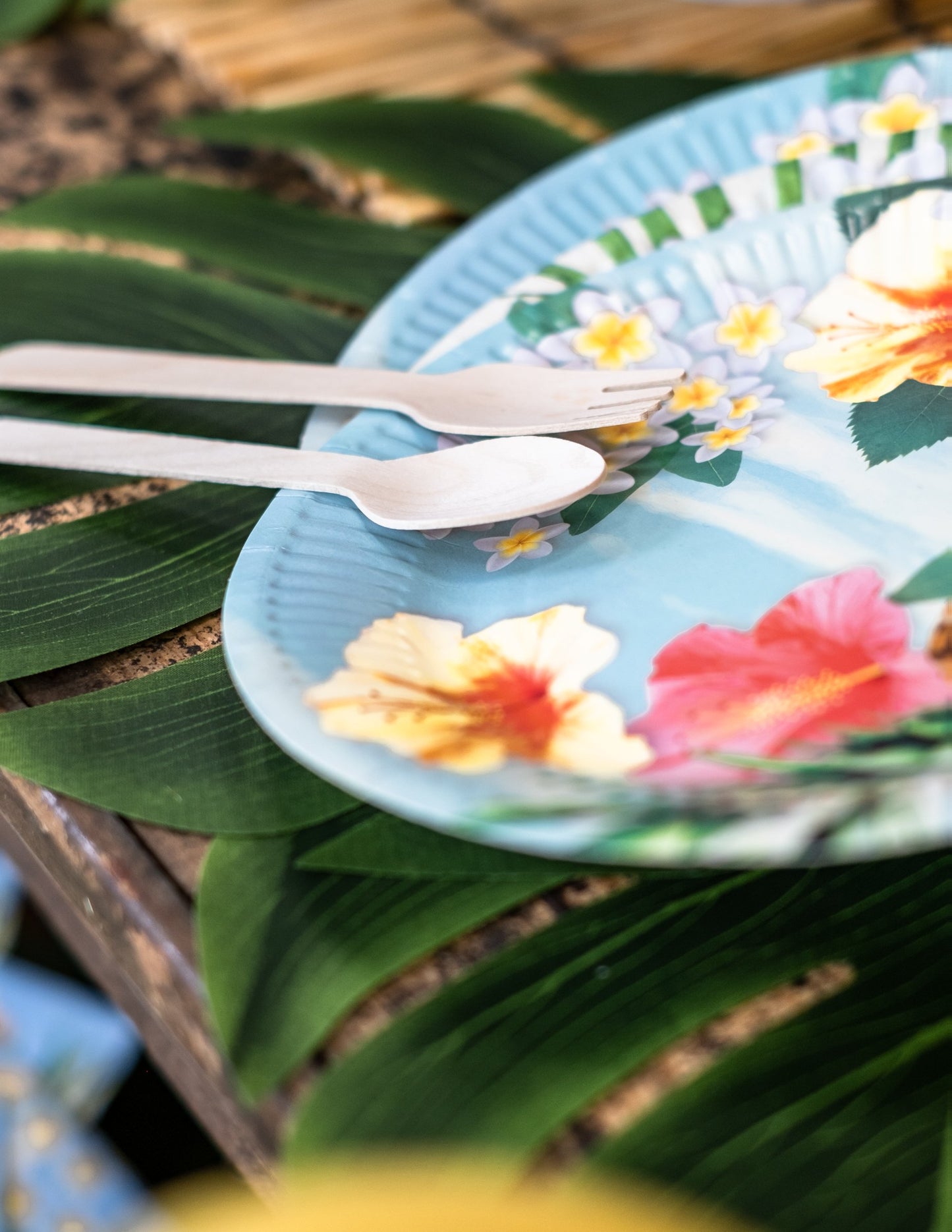 18 seturi de farfurii din lemn 16 cm naturale asortate