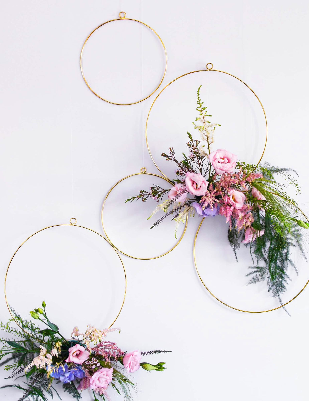 Amenajare florală a cercurilor metalice pentru coroane decorative aurii