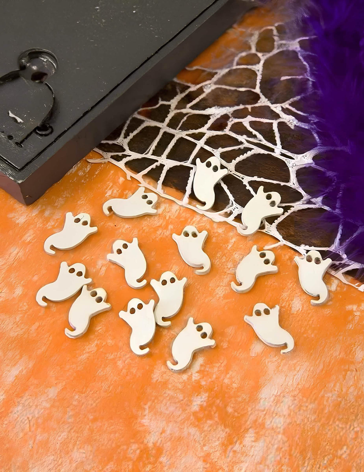 Amenajare a confetti de masă fantomă halloween