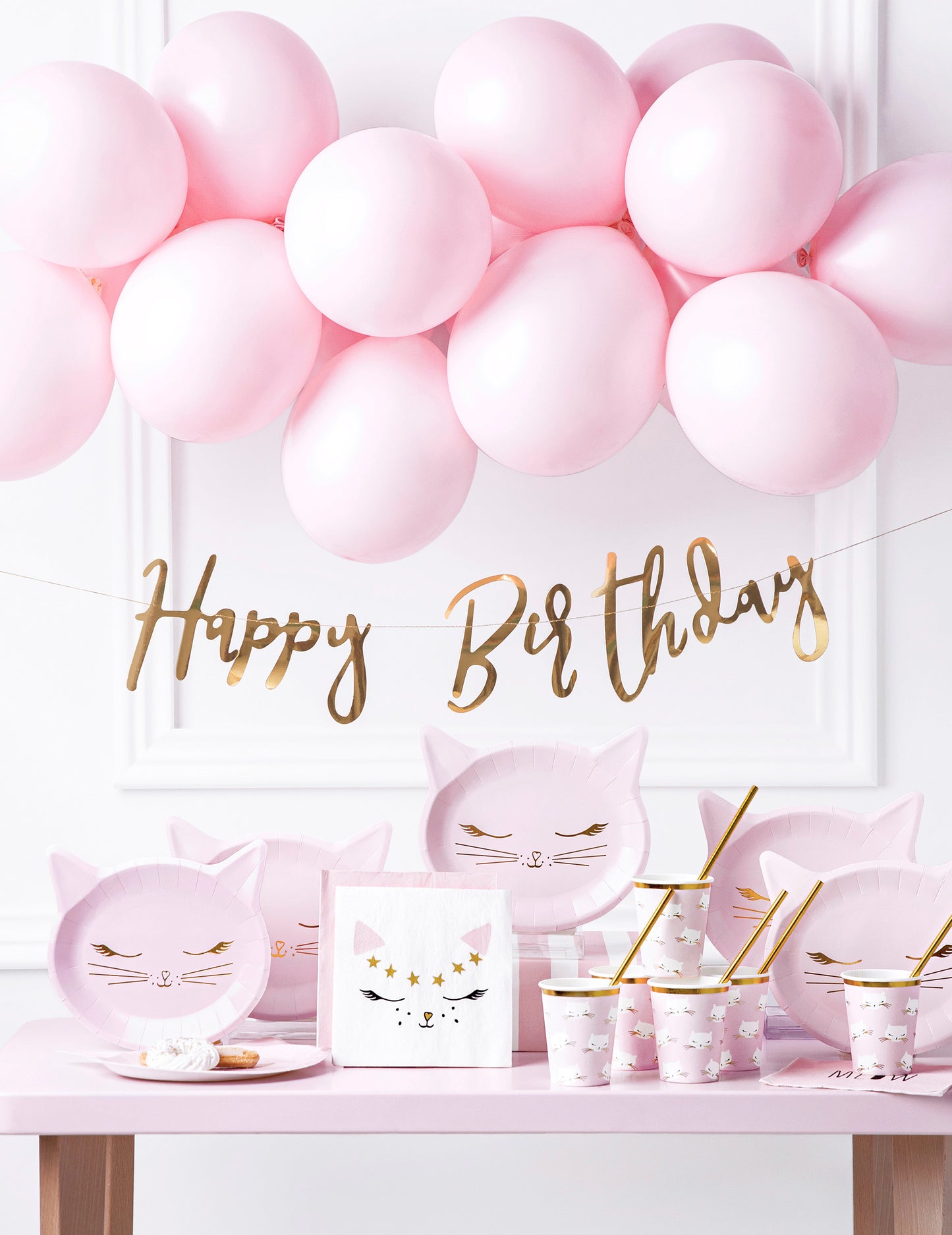 Mise en situation sur une table de fête du Serviettes en papier chaton blanc