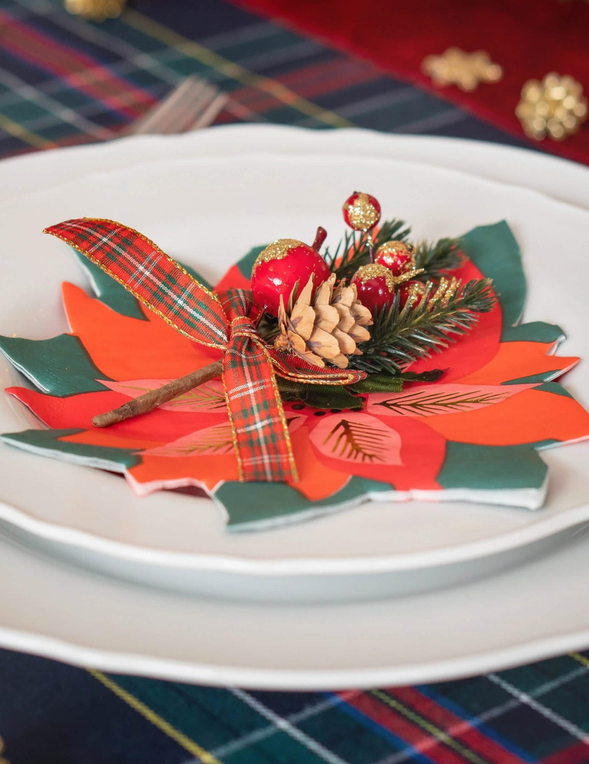Detaliu al decorațiuni de masă al șervețelului de hârtie floare de crăciun poinsettia