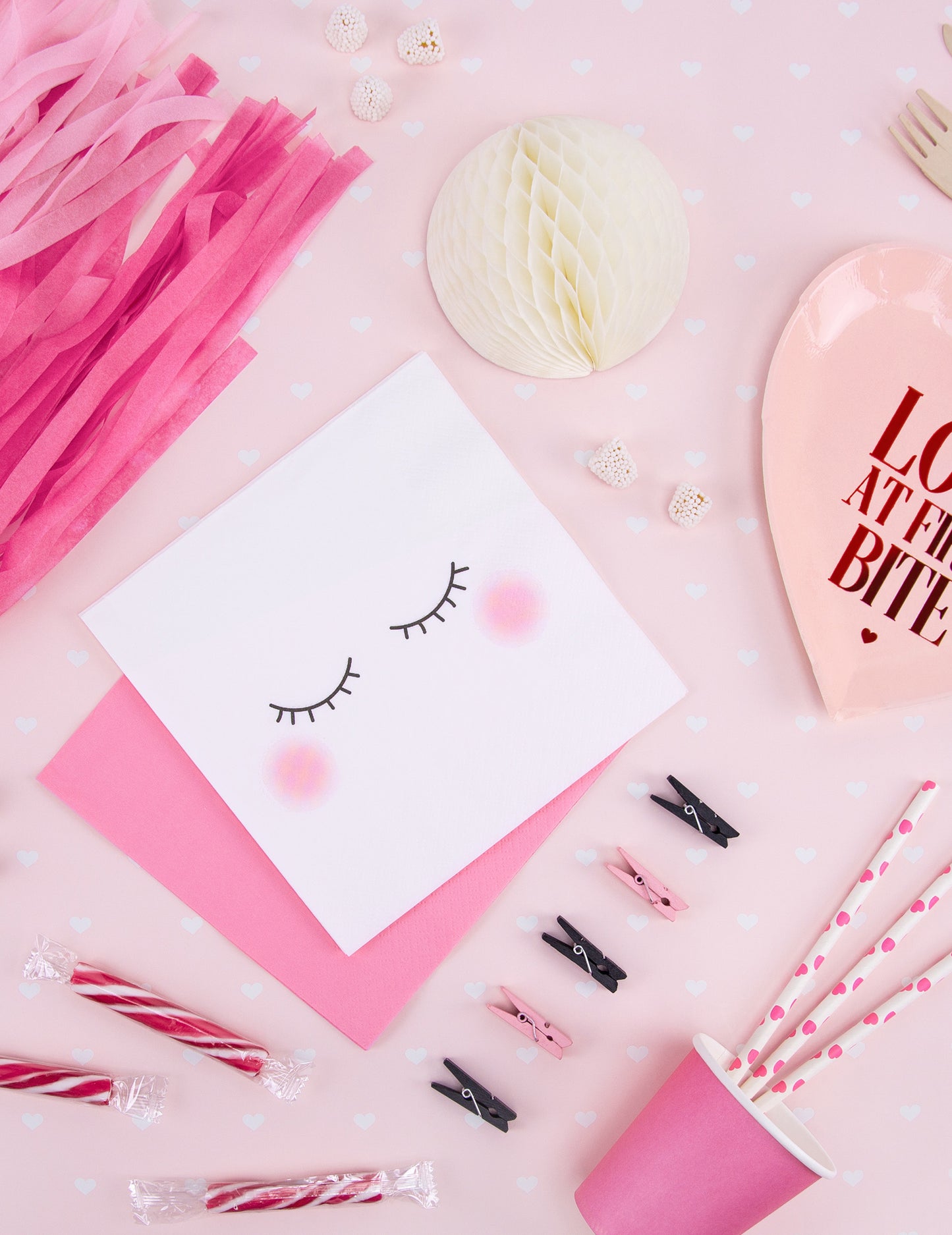 Mise en situation festive des serviettes en papier licorne