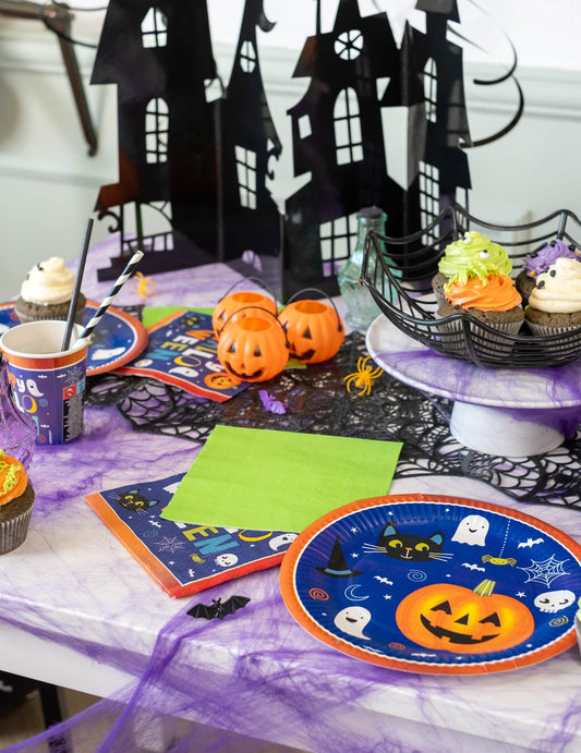 Mise en situation sur une table d'Halloween des serviettes en papier vert citron