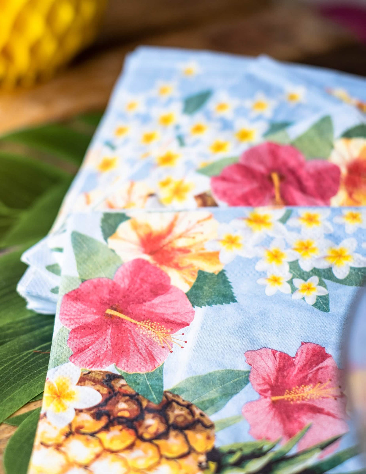 Prim-plan al florilor de hibiscus de pe șervețelele Hawaii party
