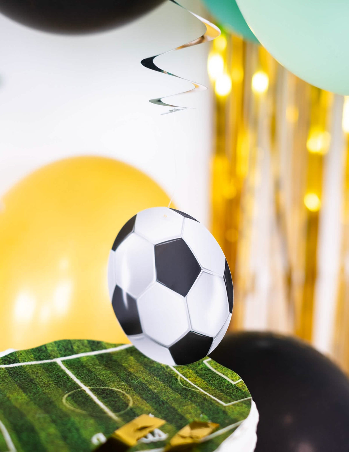 Prim-plan pe balonul de fotbal din decorațiunile de agățat Foot party