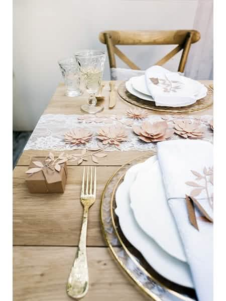 Decor pe o masă cu flori din hârtie, kit DIY pentru decorațiuni roz