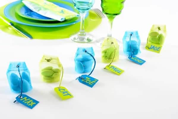 Situație pe masa festivă a recipientului săculeț din organza pentru bomboane turcoaz