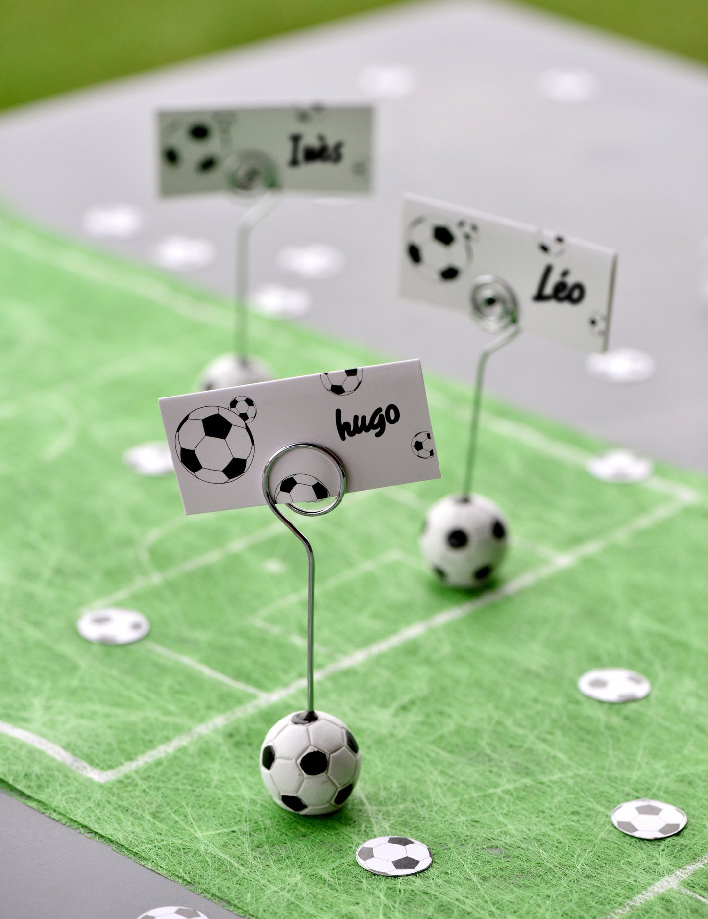 Vedere de ansamblu a mai multor exemplare ale marcajului de loc cu minge de fotbal